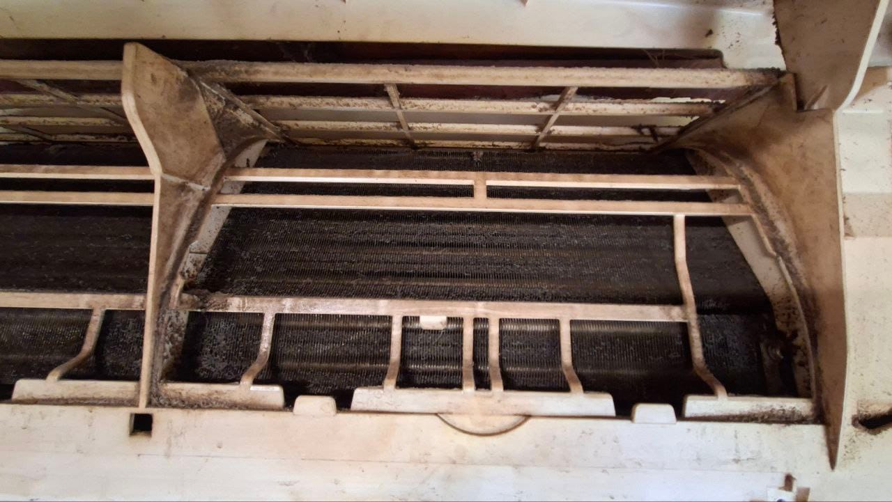 Силно замърсен топлообменник на климатик преди измиване Силно замърсен топлообменник на климатик с ограничен въздушен поток преди основно почистване