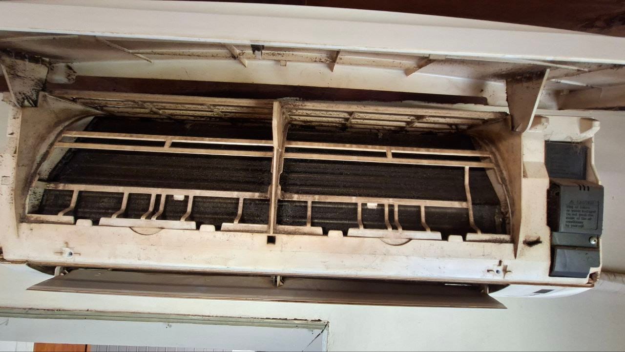 Силно замърсено вътрешно тяло на климатик преди основно почистване Силно замърсено вътрешно тяло на климатик с натрупан прах и никотин преди основно почистване