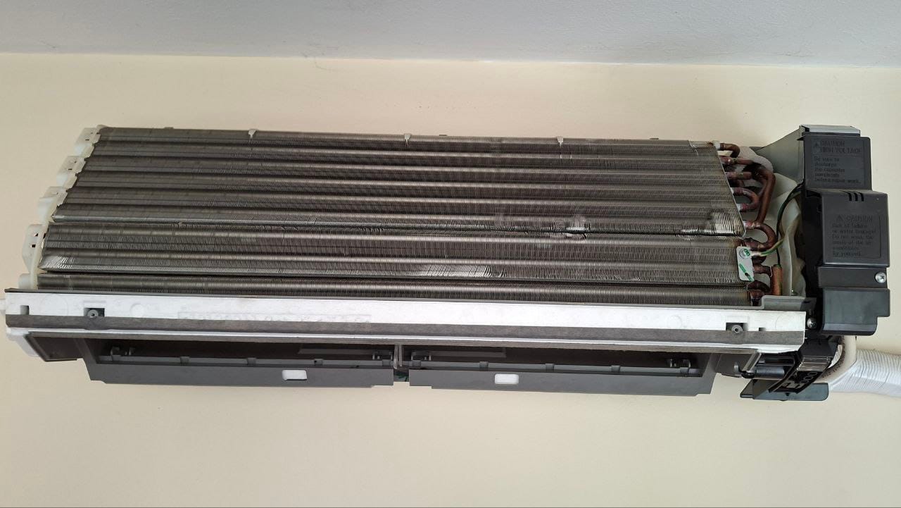 Изчистен топлообменник след основно почистване на климатик Чист топлообменник на климатик след професионално основно почистване