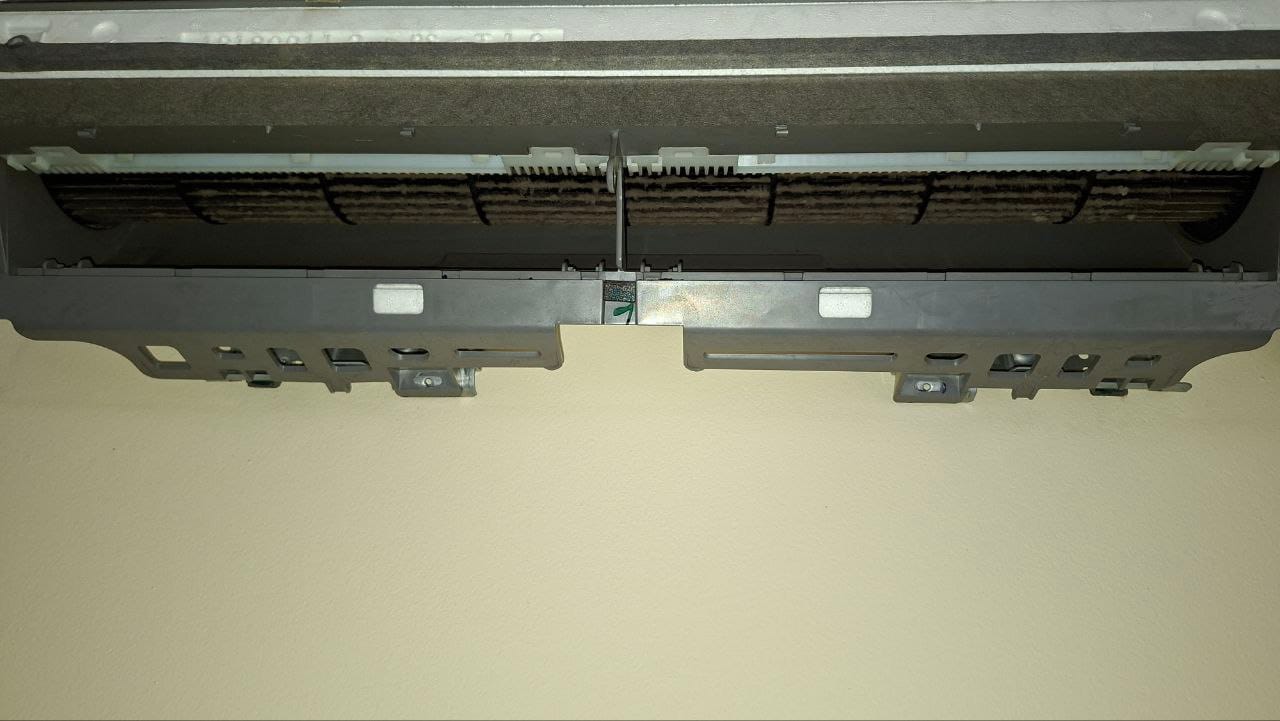 Силно замърсена турбина на климатик преди основно почистване Силно замърсена турбина на климатик с натрупан прах и мазнини преди почистване