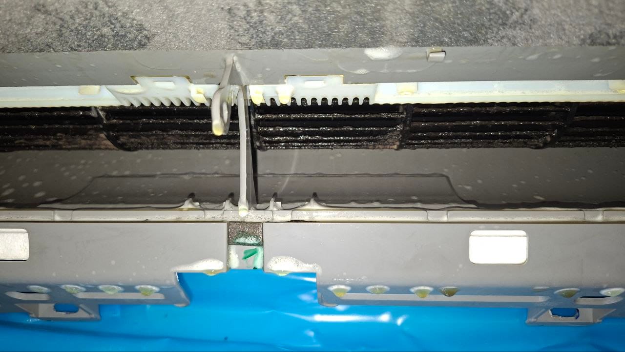 Измиване под налягане при основно почистване на климатик Измиване под налягане на климатик по време на професионално основно почистване