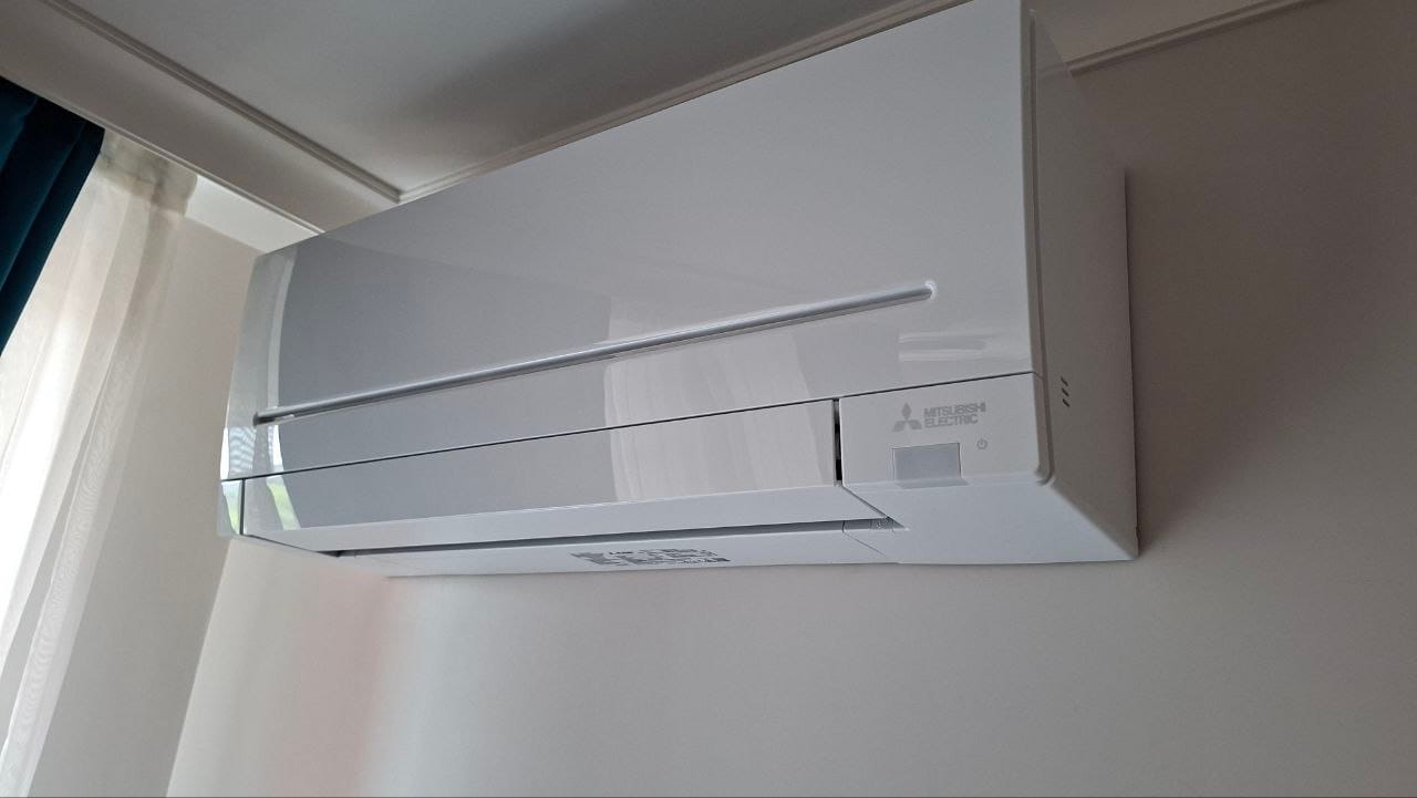 Вътрешно тяло на климатик след основно почистване Вътрешно тяло на климатик след професионално основно почистване и възстановен дебит