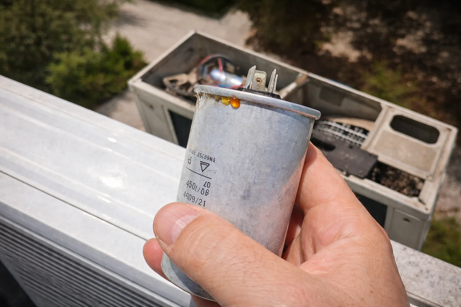 Смяна на кондензатор на климатик – реален случай дефектирал кондензатор на климатик външно тяло ремонт в Манастирски ливади