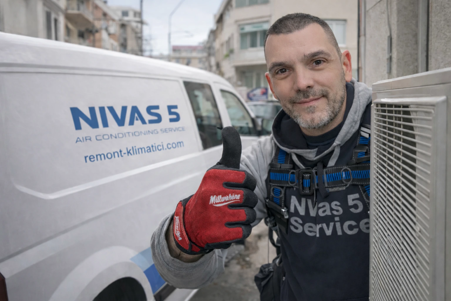 Техник от Nivas 5 сервиз за климатици в София на адрес при клиент Сервиз за климатици в София – техник на Nivas 5 извършва диагностика и ремонт на климатик на адрес