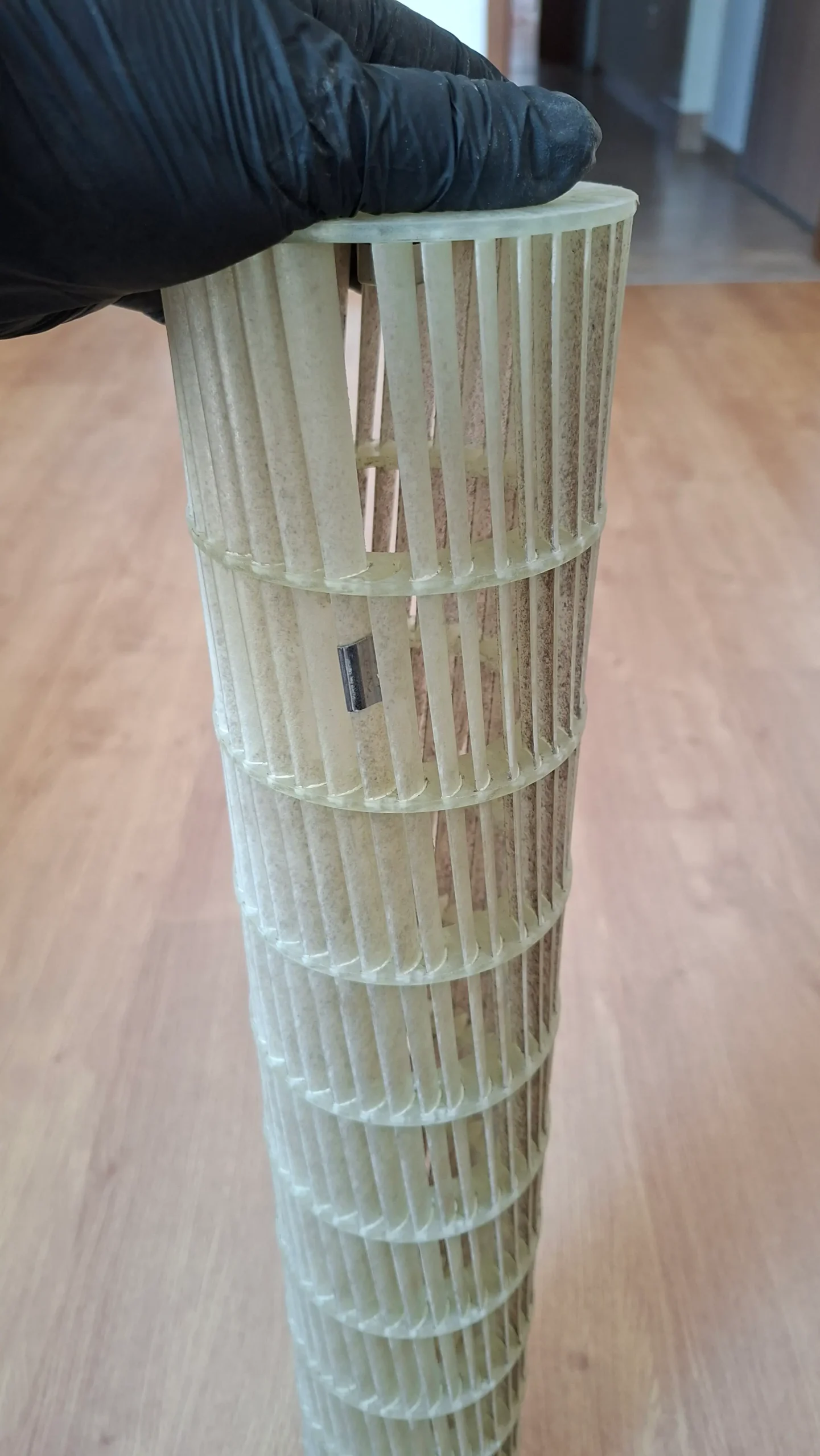 мръсна турбина на климатик преди почистване със силни натрупвания на прах и мухъл