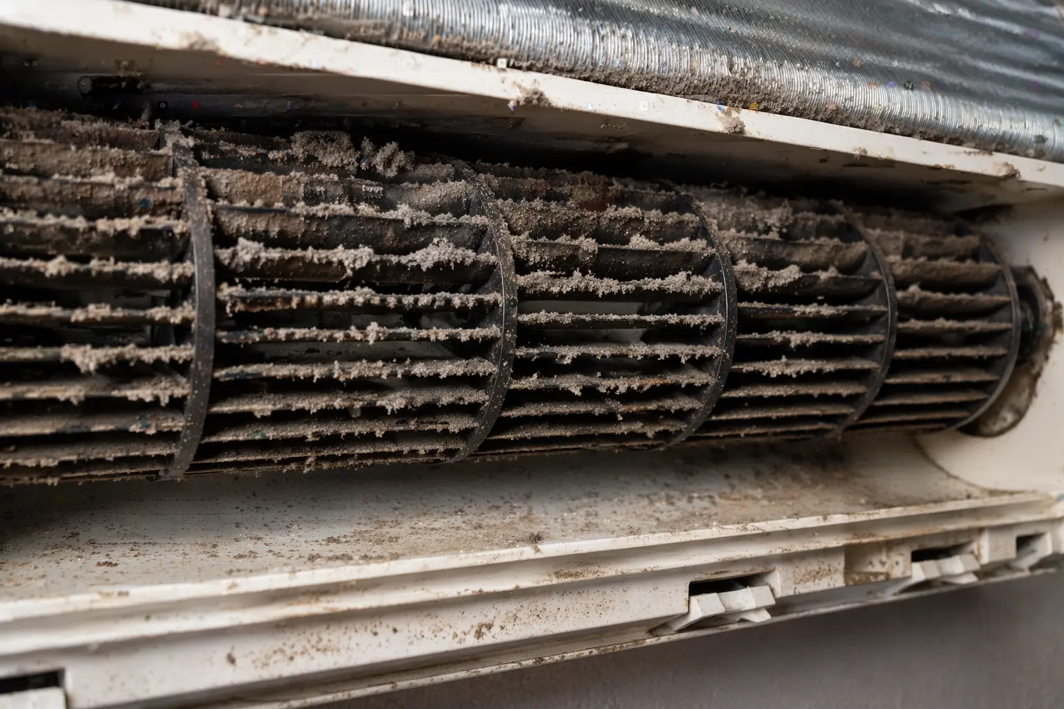 мръсна турбина на климатик със силно замърсяване и слаб въздушен поток