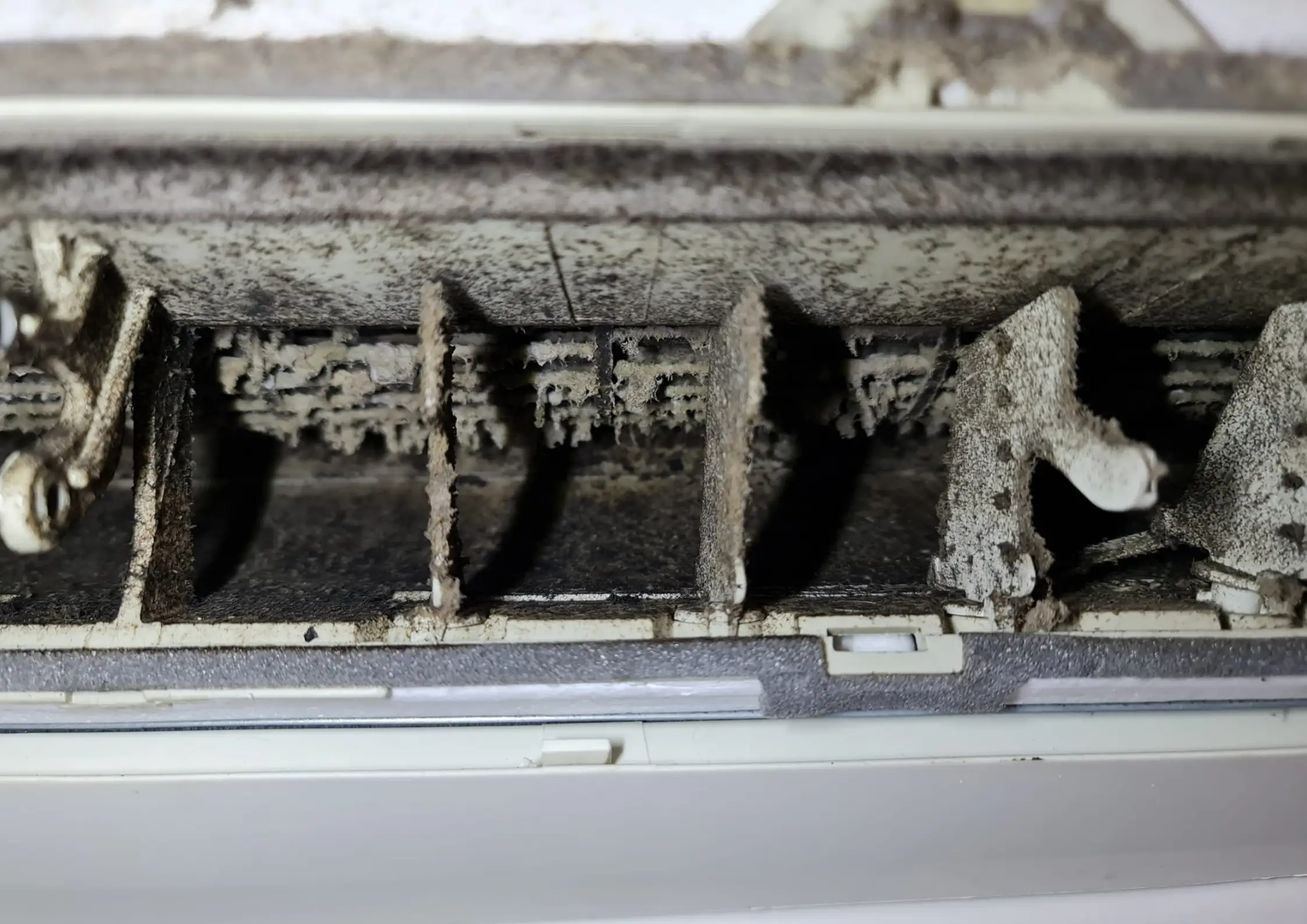 силно замърсена турбина на климатик с мухъл и прах